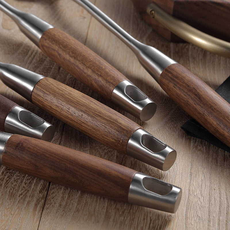 Seul ensemble d'ustensiles de service naturels