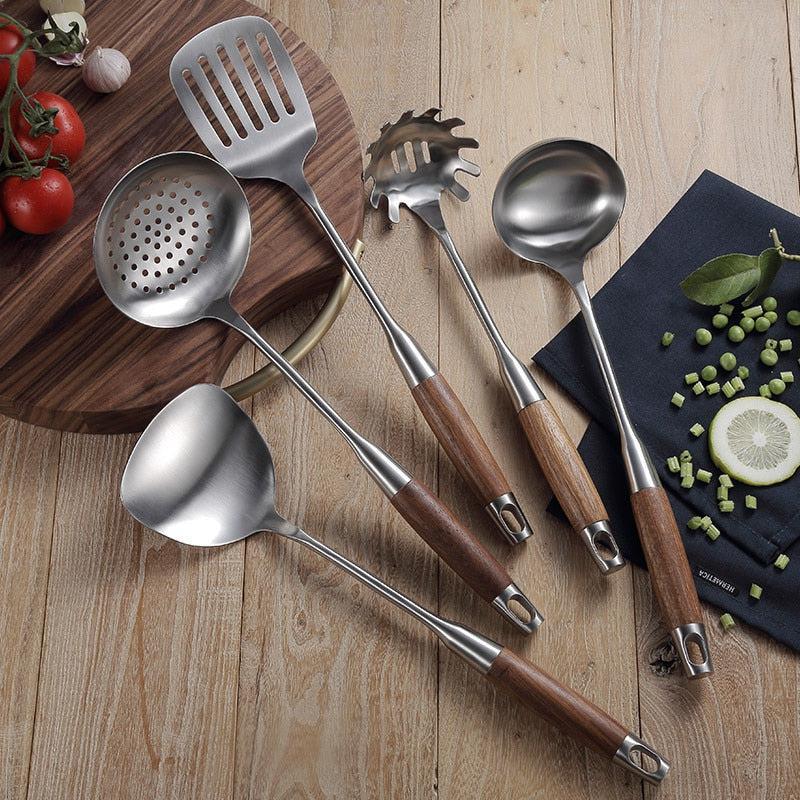 Seul ensemble d'ustensiles de service naturels