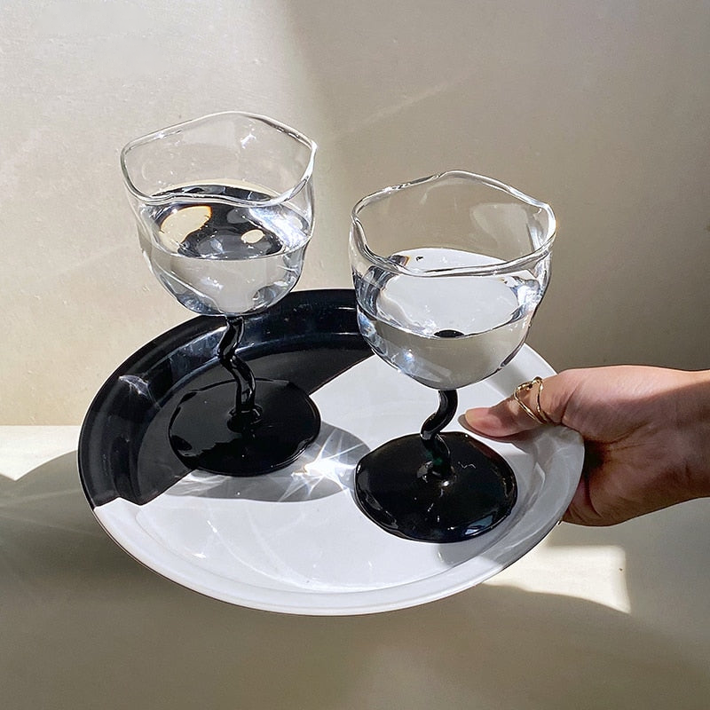 Gedrehtes Cocktail- und Weinglas