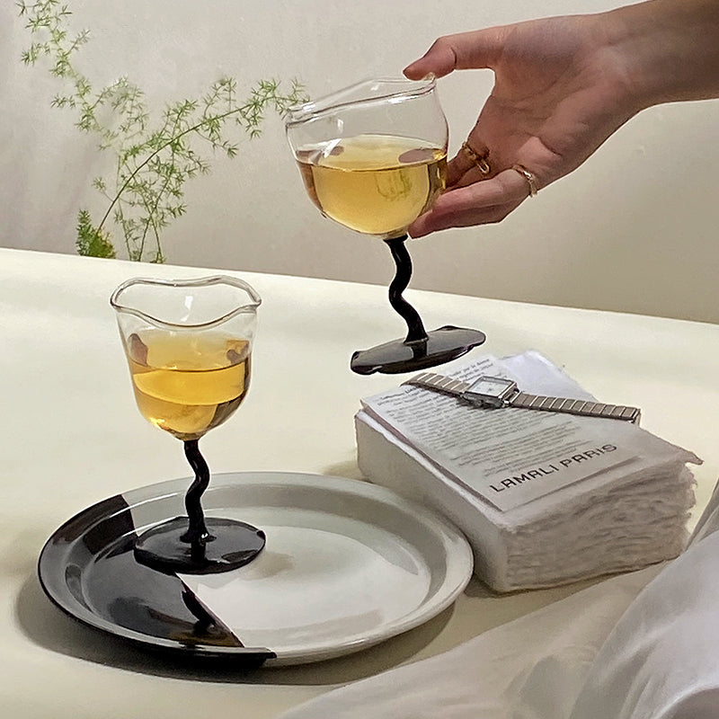 Gedrehtes Cocktail- und Weinglas